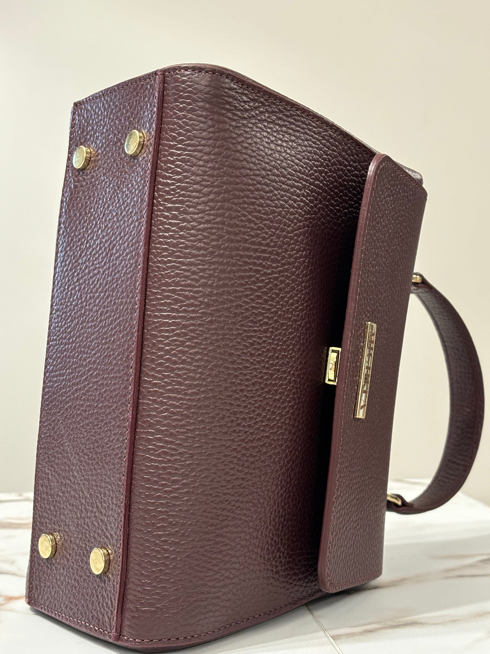Florence Bag Burgundy vista dall'alto – logo MICHITA in metallo dorato e manico in pelle