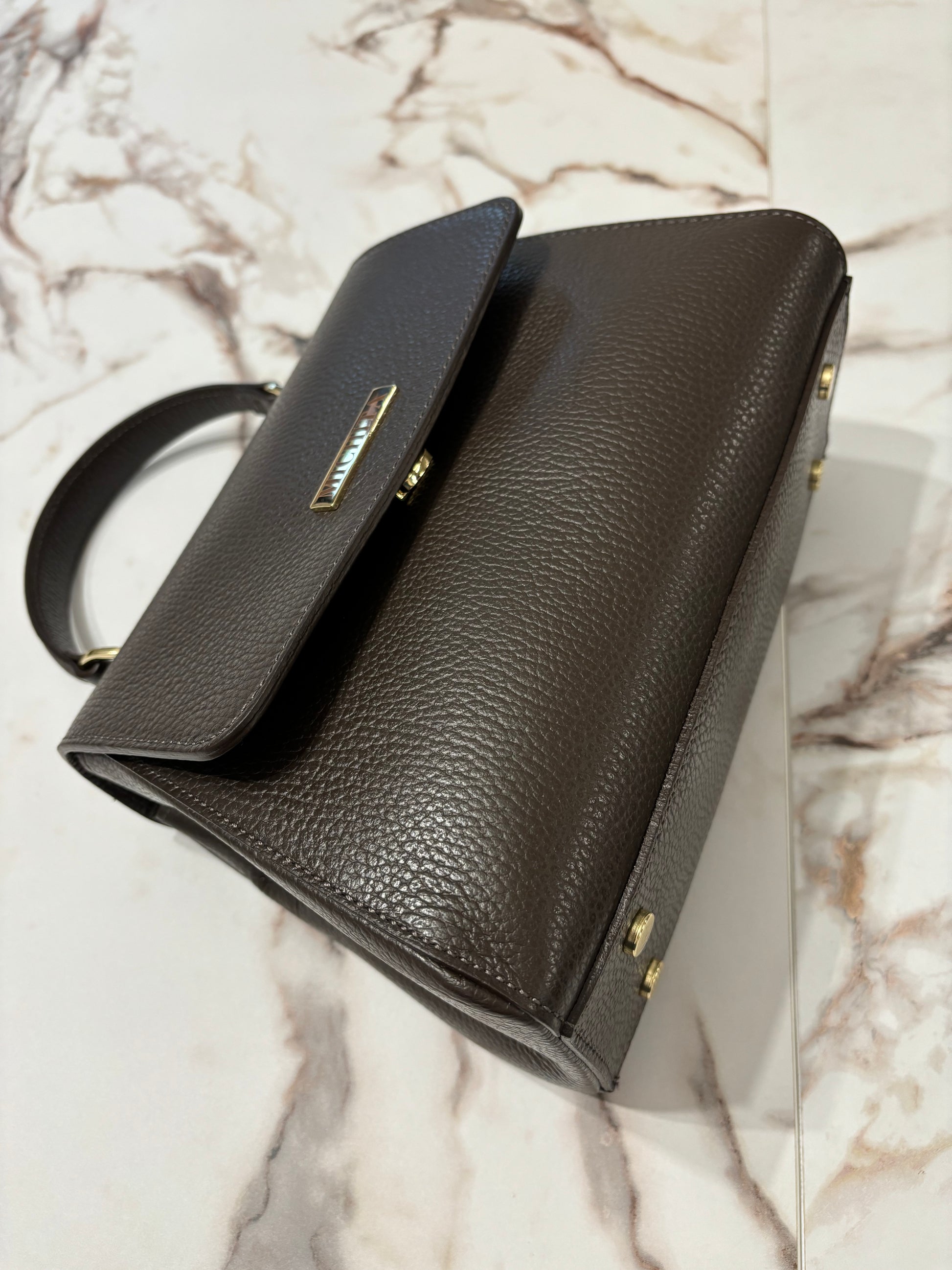 Florence Bag Dark Chocolate vista dall'alto – logo MICHITA in metallo dorato e manico in pelle