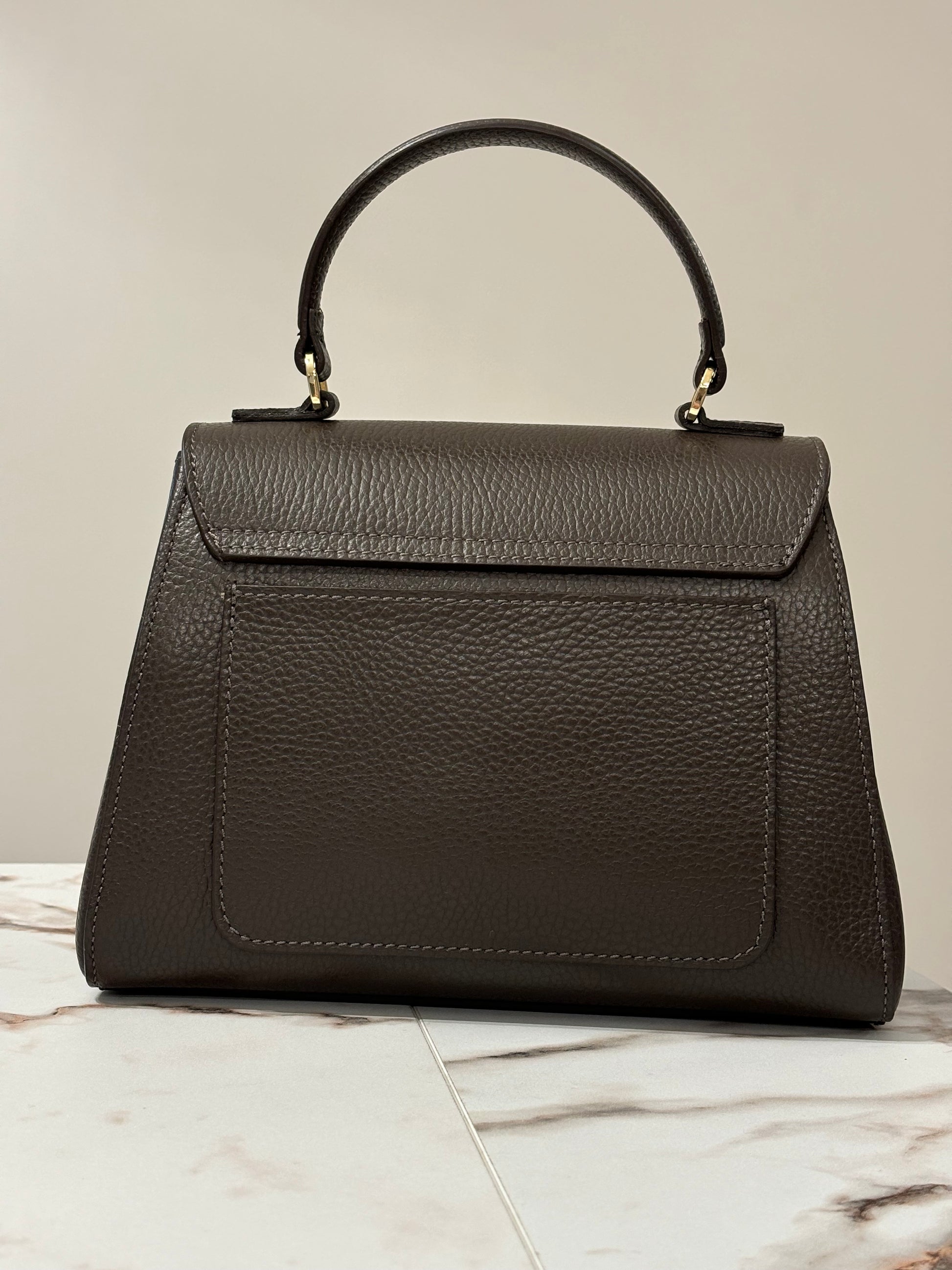 Florence Bag Dark Chocolate vista posteriore – vera pelle dollaro con hardware dorato