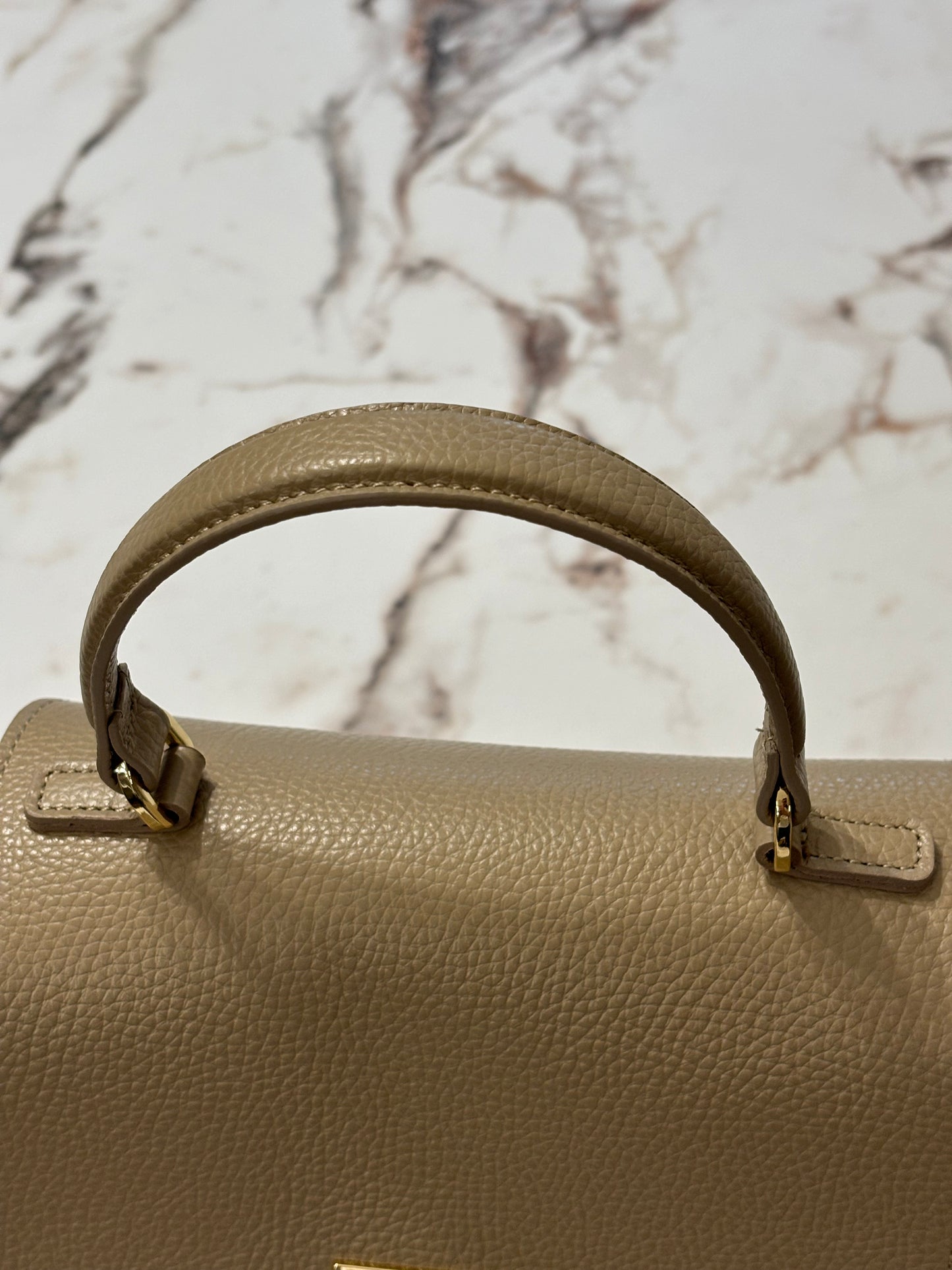 Florence Bag Taupe vista dall'alto – logo MICHITA in metallo dorato e manico in pelle