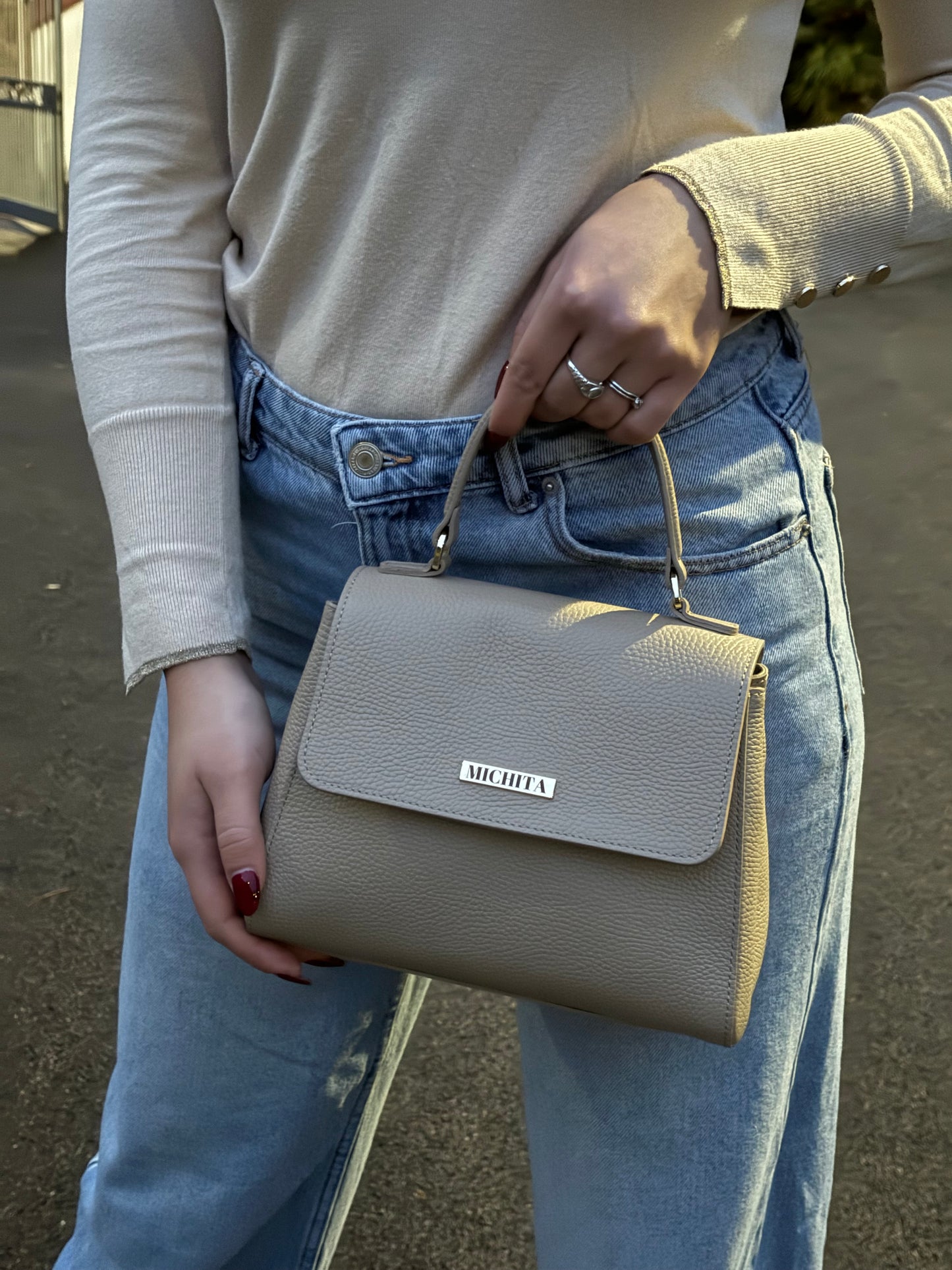 Florence Bag taupe indossata 