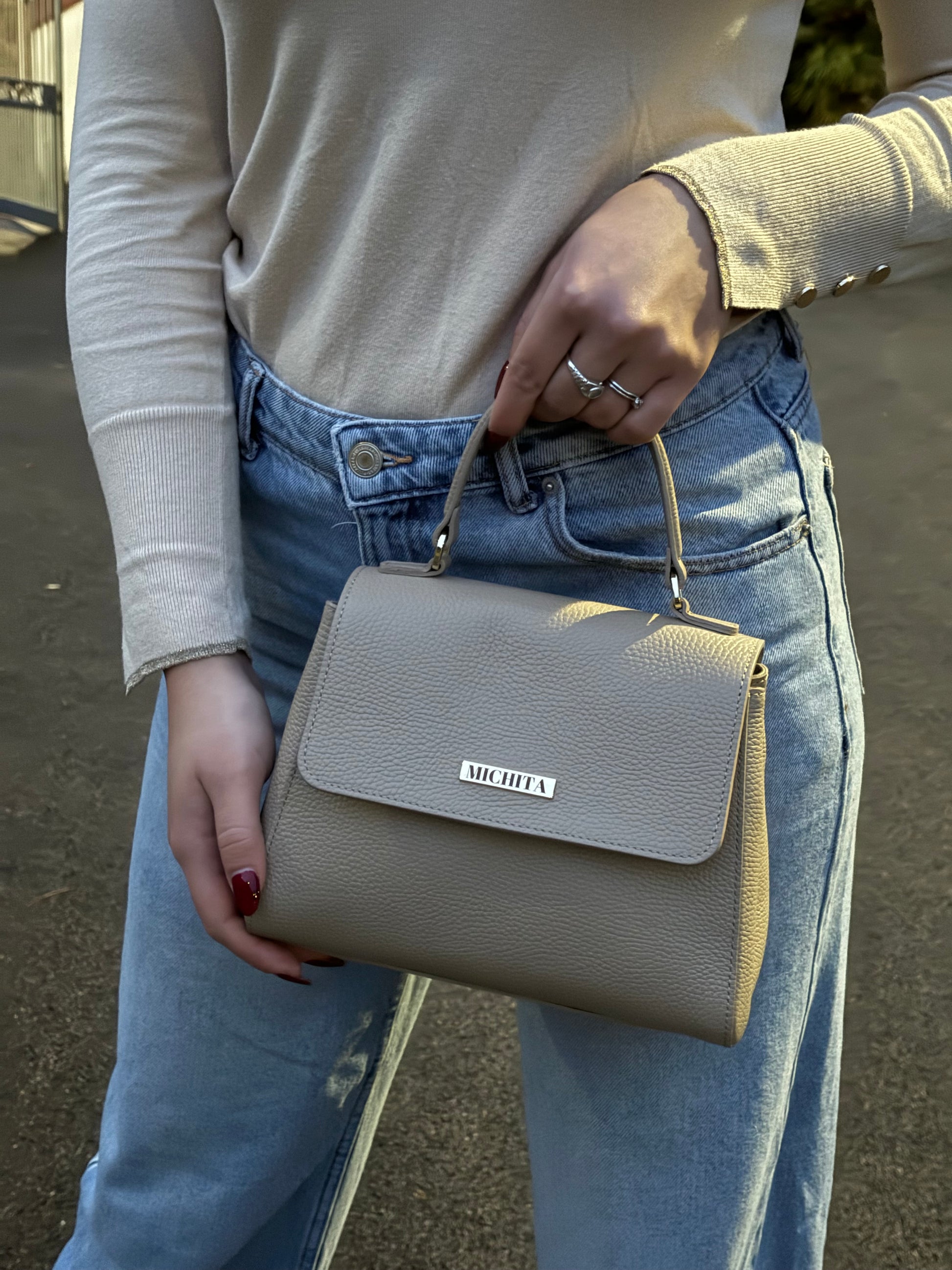 Florence Bag taupe indossata 