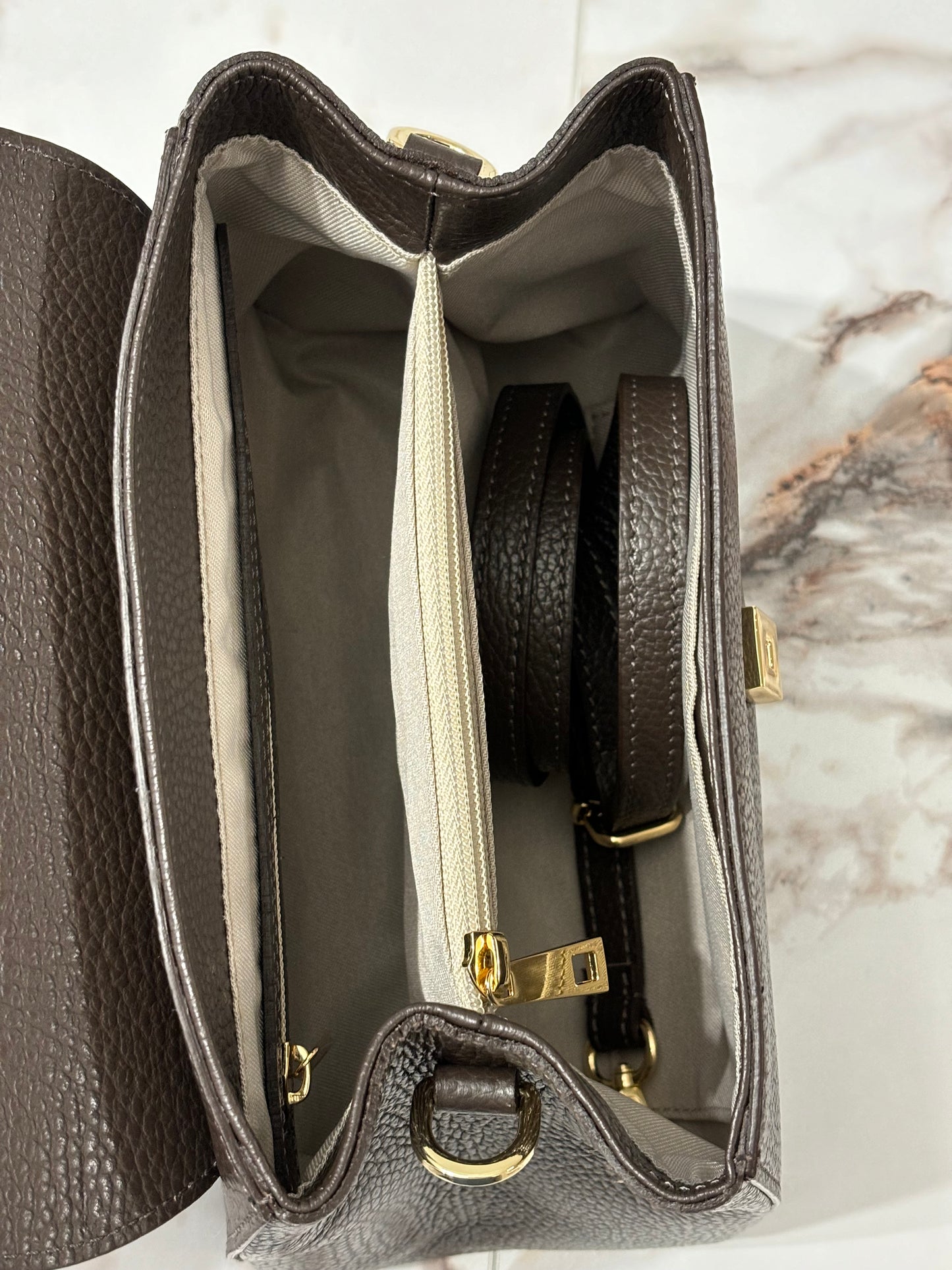 Interno Florence Bag Dark Chocolate – tasche organizzate, zip e tracolla regolabile in pelle