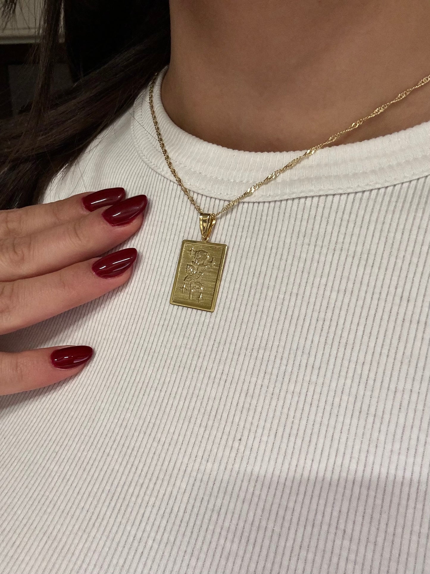 collana con disegno della rosa indossata, by michita