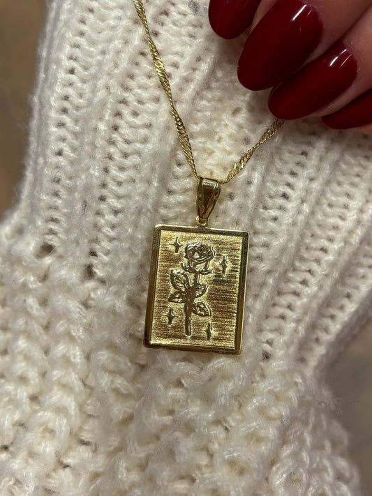 collana con disegno della rosa placcata oro, by michita 