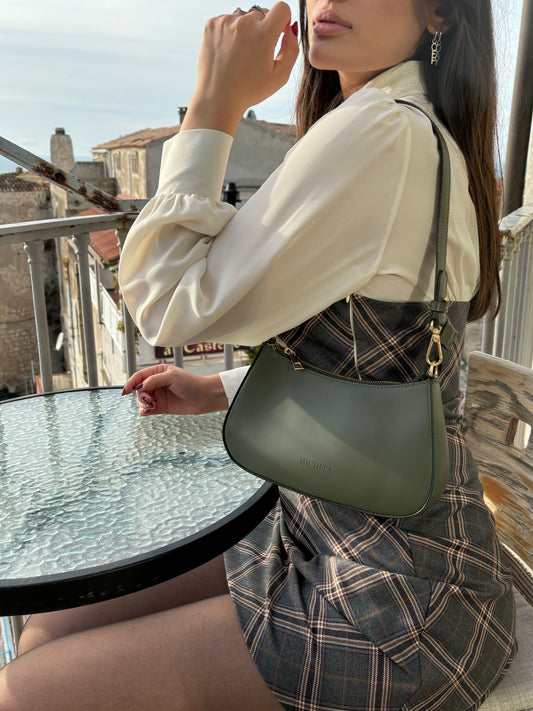 michita bag verde militare indossata
