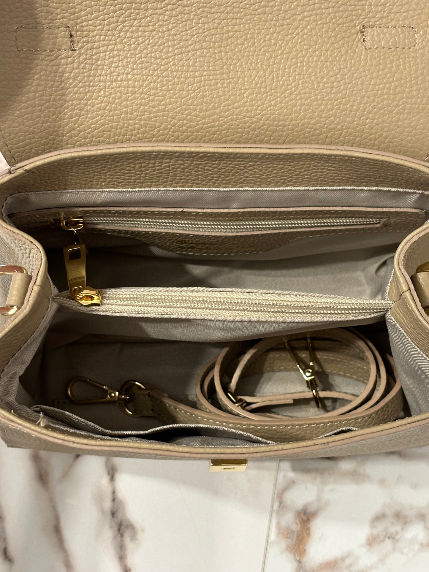 nterno Florence Bag Taupe – tasche organizzate, zip e tracolla regolabile in pelle