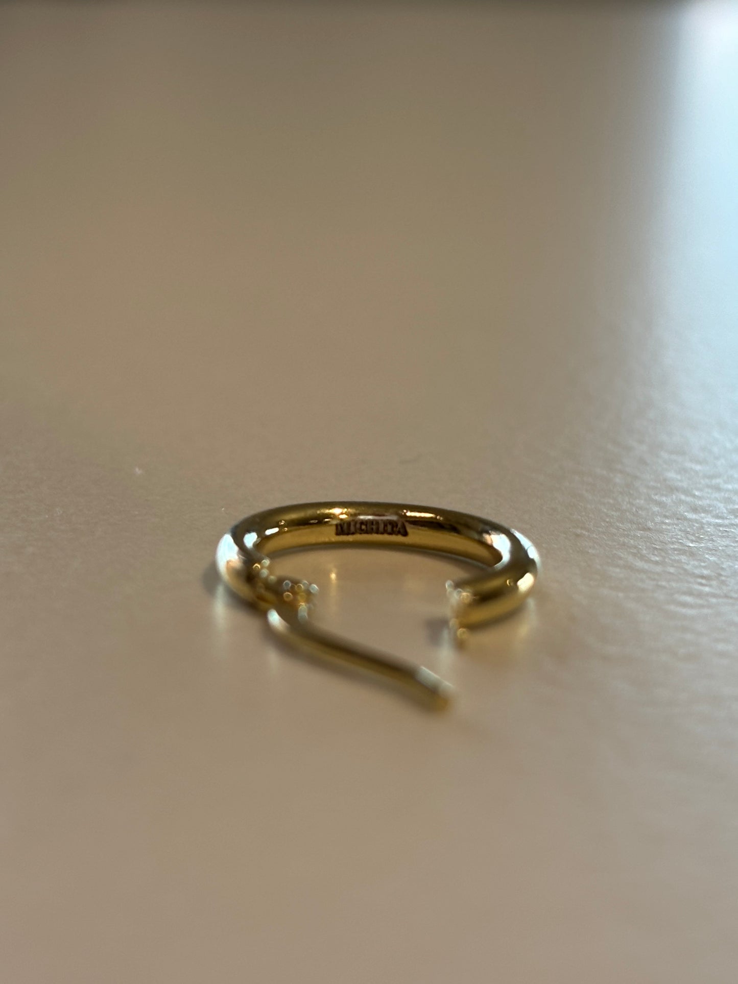 orecchino con incisione logo michita