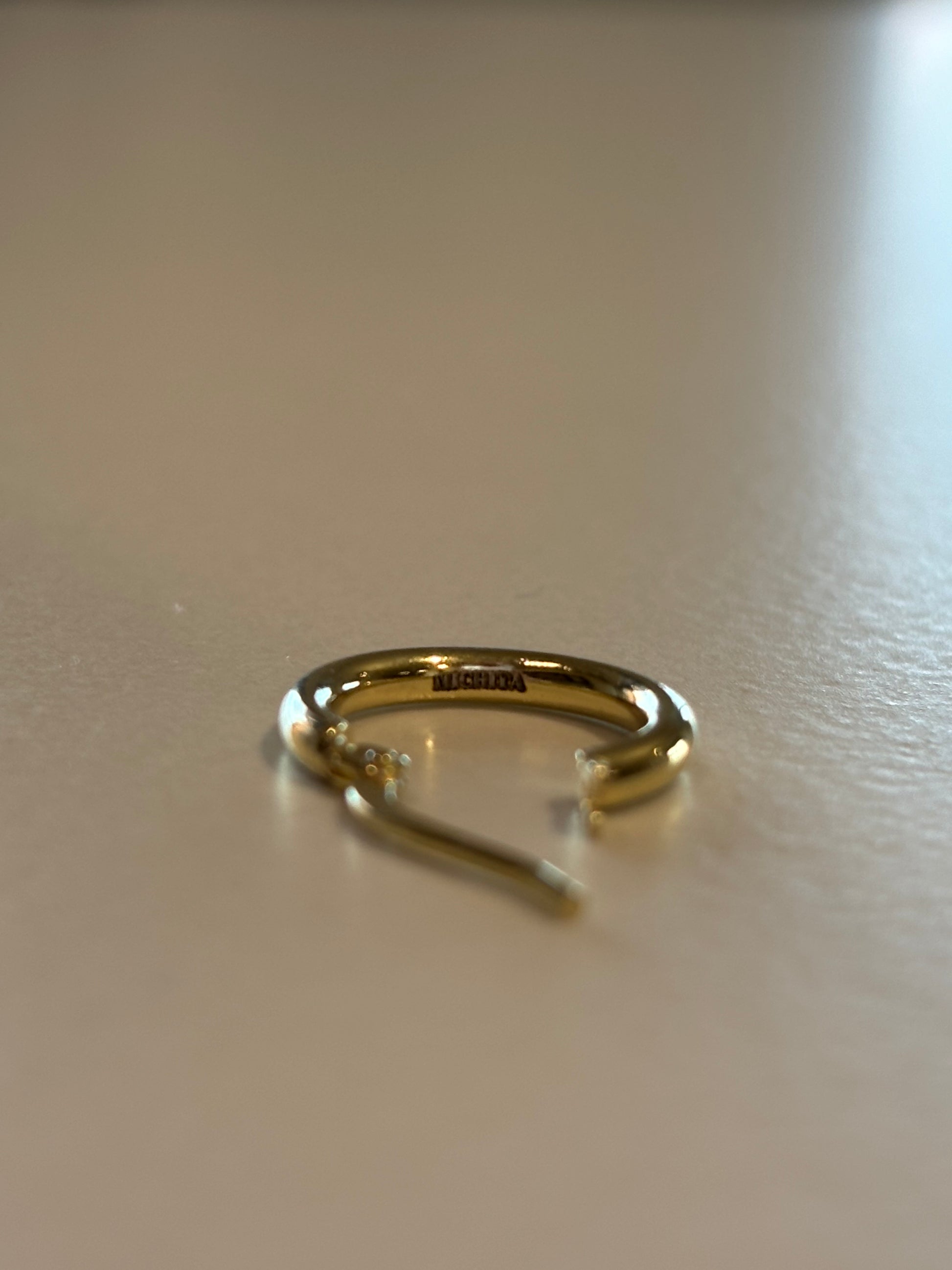 orecchino con incisione logo michita